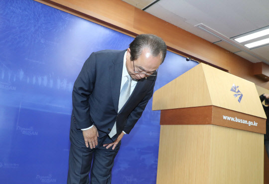 오거돈 부산시장 전격 사퇴 발표   23일 오전 오거돈 부산시장이 전격 23일 오전 부산시청에서 열린 사퇴 기자회견에서 고개숙여 인사하고 있다. 연합